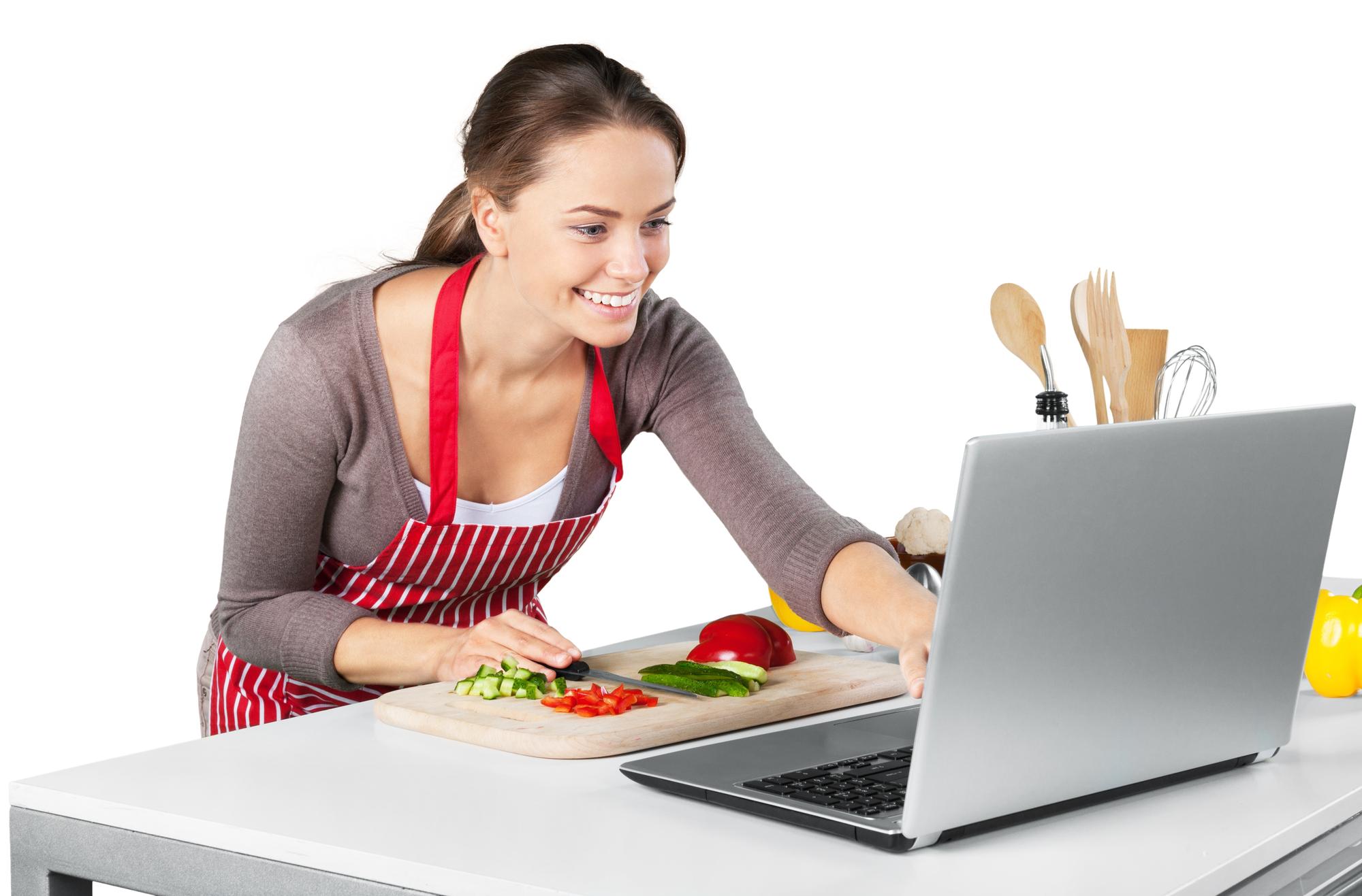 Persona che cucina con laptop vicino